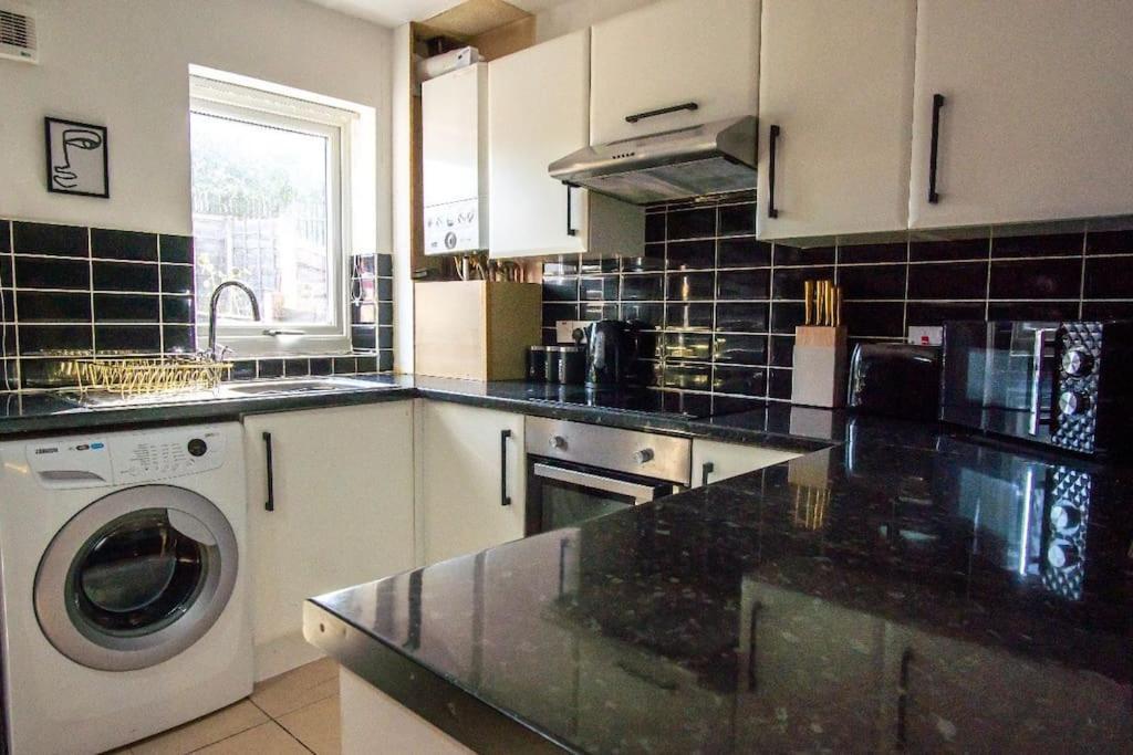 Beautiful House Off-Road Free Parking Villa Farnworth Exteriör bild